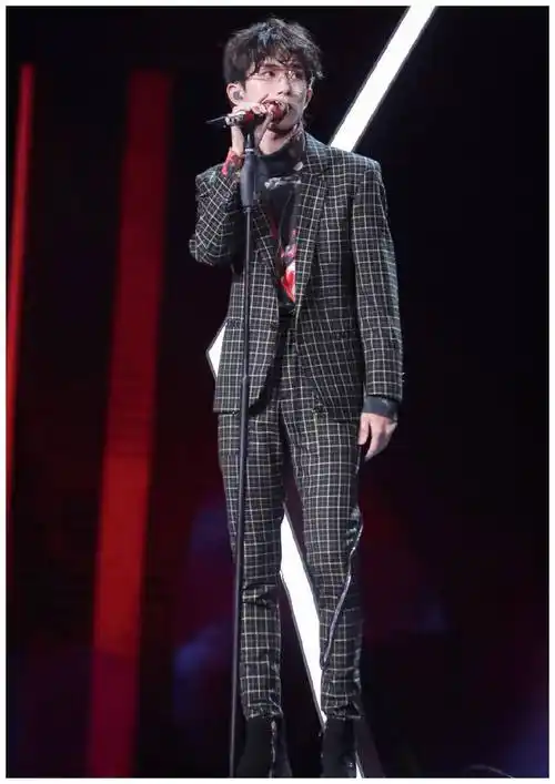 原创别人穿西装都是配皮鞋易烊千玺偏偏不一样效果反而出奇的好看