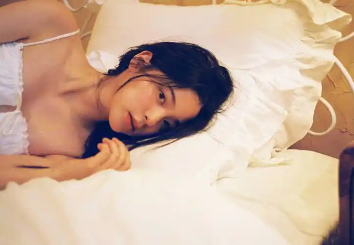 欧阳娜娜穿睡裙身材窈窕 冰肌玉骨好,气质慵懒迷人,身材窈窕,格外性感