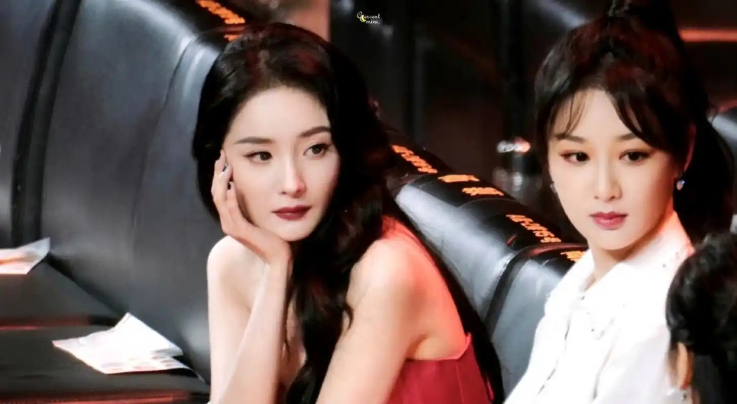 杨幂与杨紫同框,两人都好美,一个娇艳妩媚,一个清新甜美,好喜欢她们俩