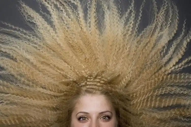 头发竖起的美女