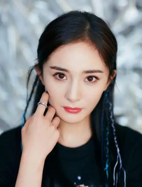 杨幂不秀美腿也好看, 脏辫造型美翻天