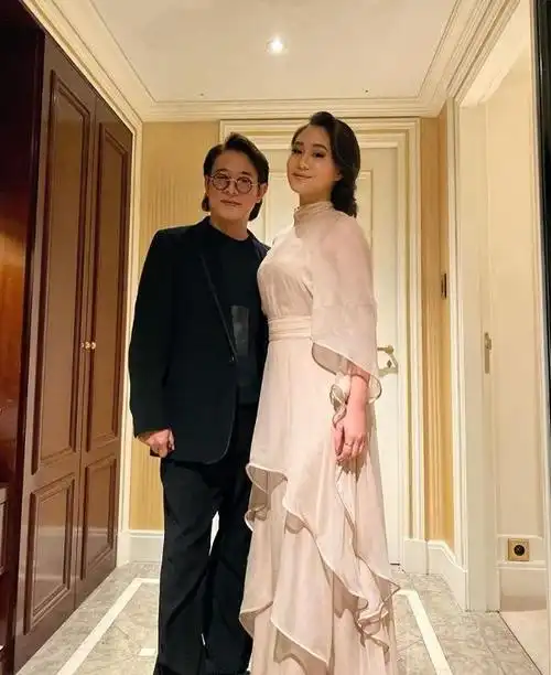 李连杰57岁生日,大晒娇妻利智靓照!年轻又有型