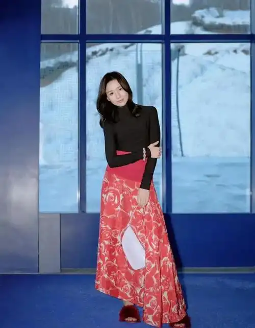 董洁晒视频为儿子顶顶庆生15岁顶顶身高超越妈妈帅气十足