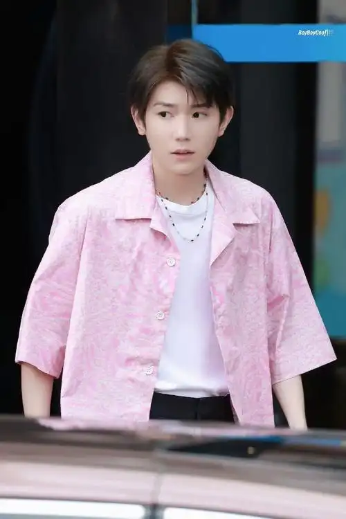 王源蜜桃粉衬衫#王源节目录制造型饭拍粉色衬衫造型的小源出现!