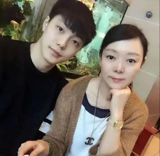 胡明轩妈妈怒怼球迷王博惨遭停赛1场罚款5万上海休赛不休练