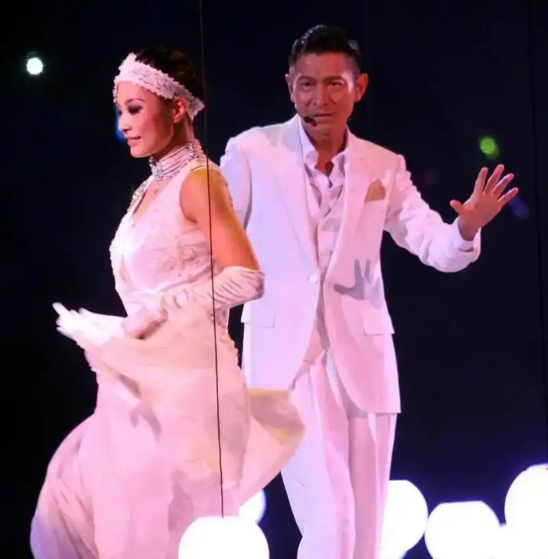 有一次,刘德华的舞伴赖文慧被人挖墙脚,对方找到赖文慧说:"刘德华给你