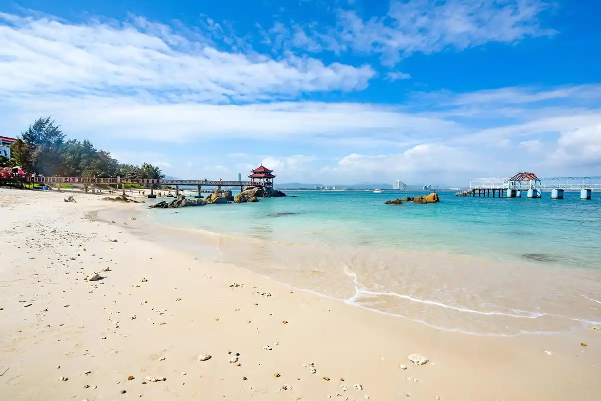 蜈支洲岛旅游攻略 蜈支洲岛位于海南省三亚市,拥有美丽的海滩和丰富的