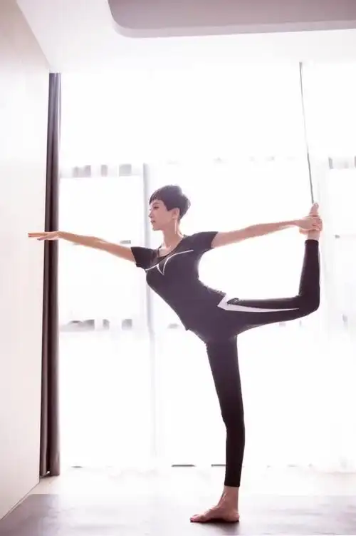 一字马劈叉!42岁金巧巧生完二胎身材仍完爆少女