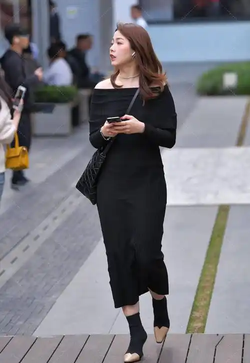 搭配的鞋子也选择了肤色与黑色,视觉上干净清爽,完全不会给人杂乱感