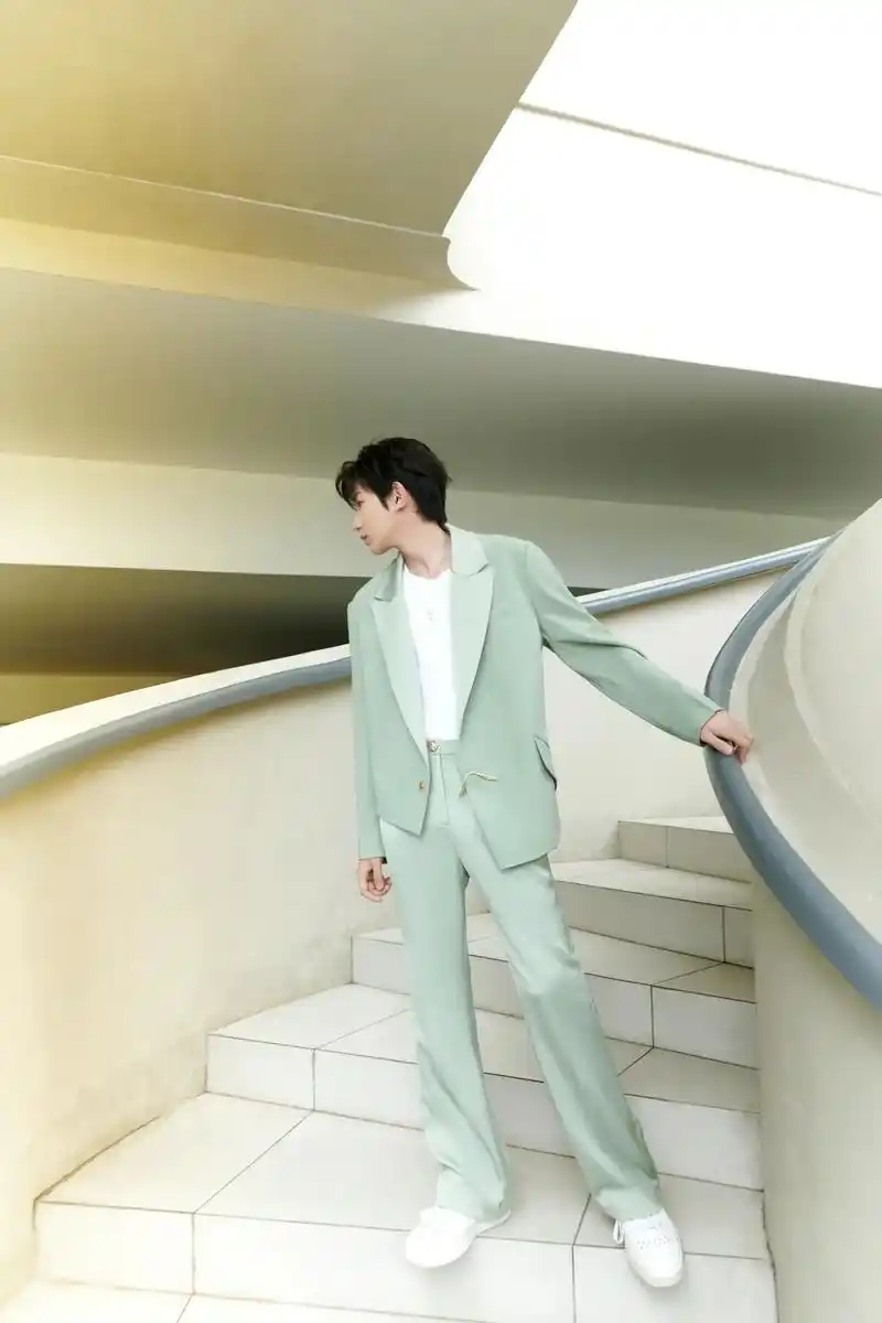 王源 身着#mithridate 波斯绿不对称西服套装,轻 - 抖音