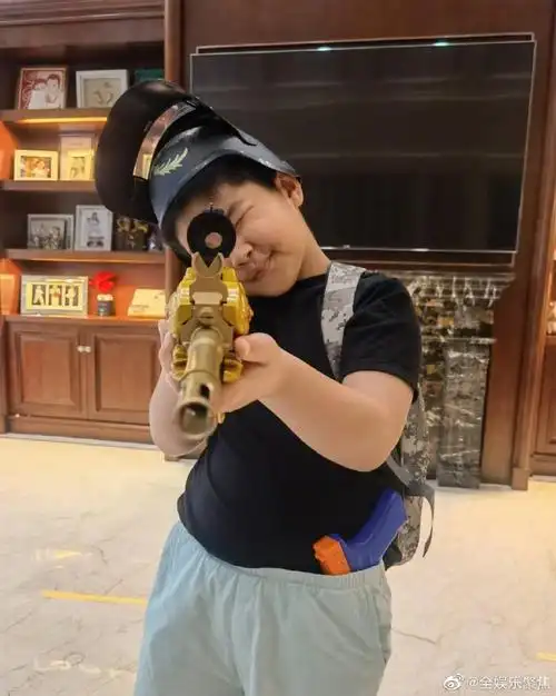 小鱼儿给沙溢颁发的三好学生奖状