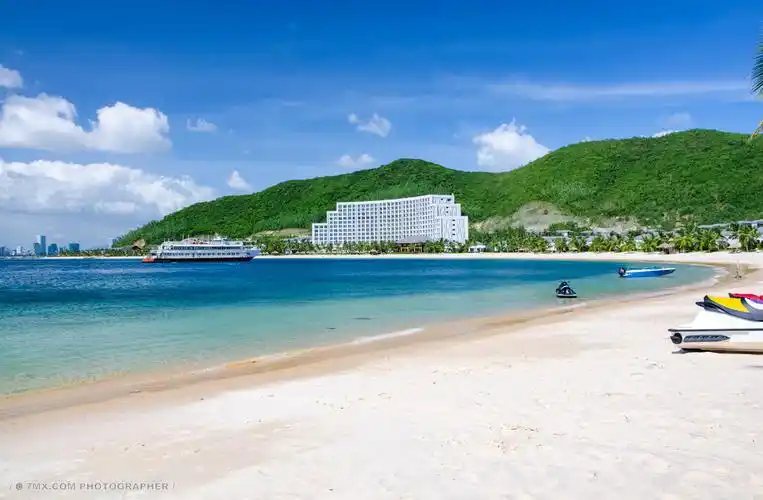 越南芽庄珍珠岛阳光沙滩 风光 山 沙滩 蓝天 白云 大海 越南 海滩