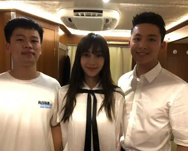 baby现身与路人合照被赞平易近人,未修图的她颜值依然俏丽