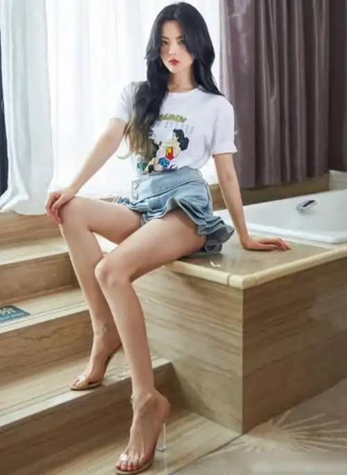 杨超越本来就不白,还穿粉裙子就算了,看她脚上搭的啥鞋,彻底无语