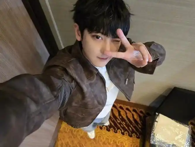 朴灿烈超话#朴灿烈唯一官方门面#  240309 灿烈ins 更新一则  【比耶