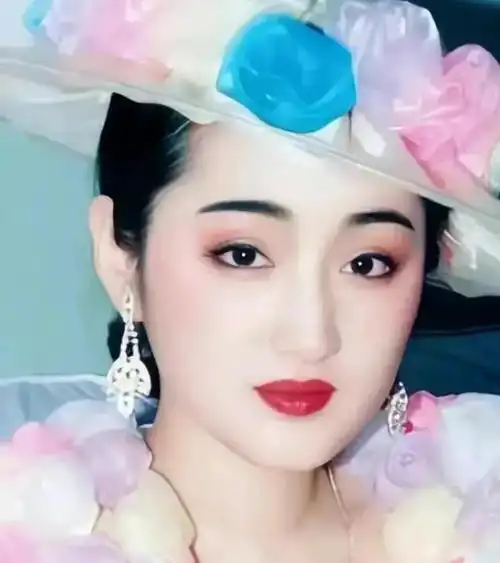 50岁杨钰莹自拍美颜过度被网友吐槽脸歪嘴斜