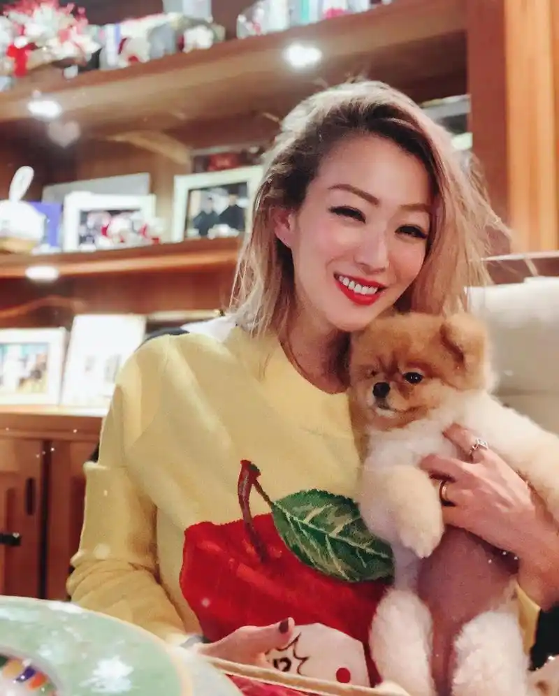 郑秀文晒自拍笑容灿烂 平安夜与家人度过