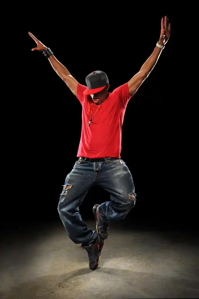 嘻哈舞,在黑暗的背景与聚光灯下执行的非洲裔美国嘻哈舞