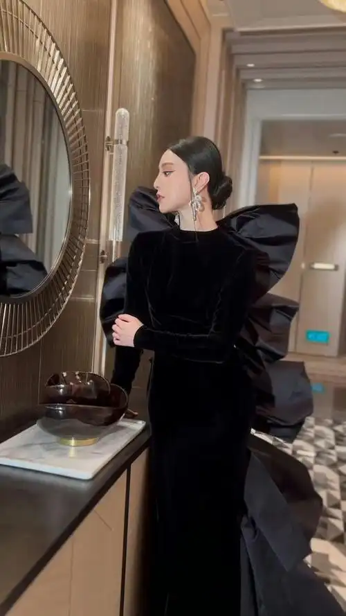 范冰冰今日美图送达高贵娇俏猫系公主和暗系典雅蝴蝶仙