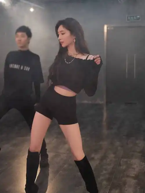 江疏影带火了练舞穿搭:露腰装 二分裤 长筒靴,时髦性感又洋气