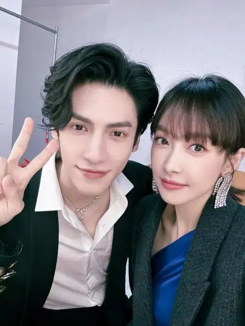 罗云熙晒与宋茜合照 两人同框的画面非常养眼