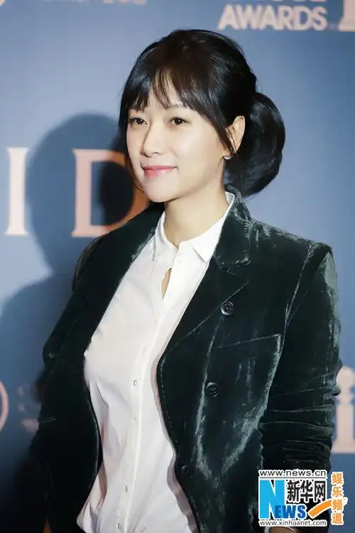 一向文艺范儿十足的徐静蕾此次亮相活动现场竟然是一身深色西装,扎