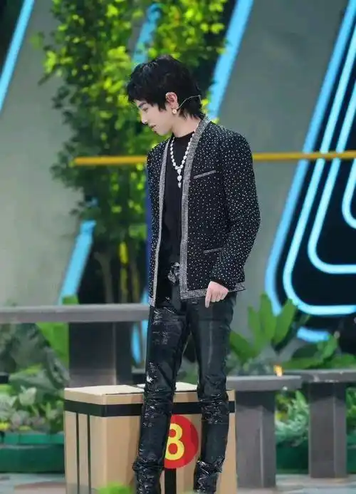 能看出华晨宇和贾玲两个人应该相差在六厘米以上 , 加上穿高跟鞋的