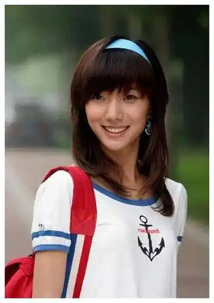 王珞丹晒家庭合影网友指责颜值低母姐姐笑脸不减