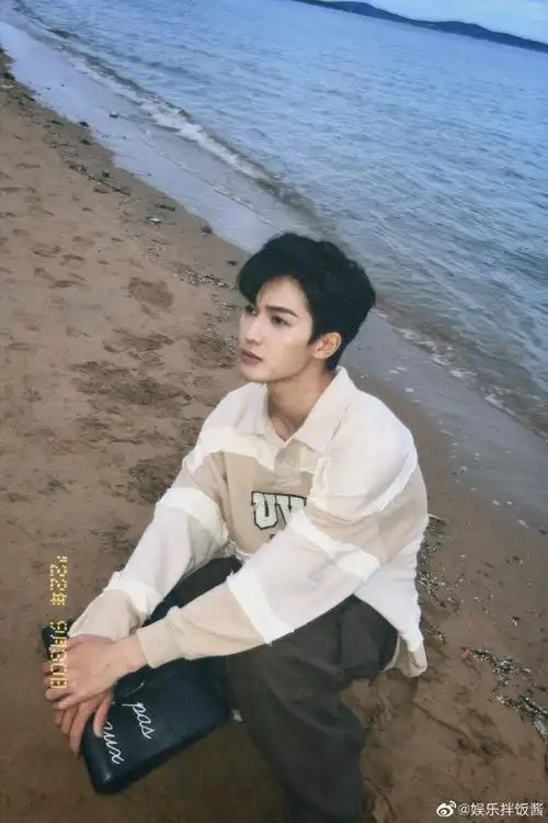 朱正廷海边沙滩随拍九宫格