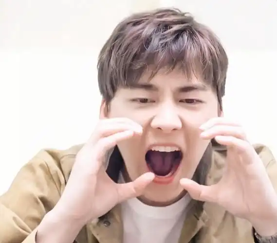 李易峰真的甜炸了 这组可以做头像訝#峰回路转冲冲冲#@李易峰