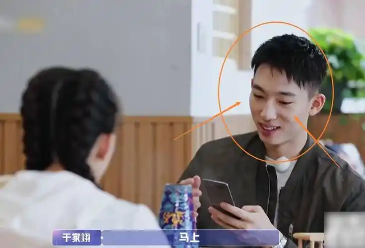 于家翊用餐时玩手机,张豆豆眼神露出不满,得知背后原因却心动了_观众