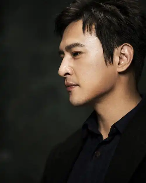 胡海锋冬日硬朗风写真曝光 眼神如炬尽显沉稳大气