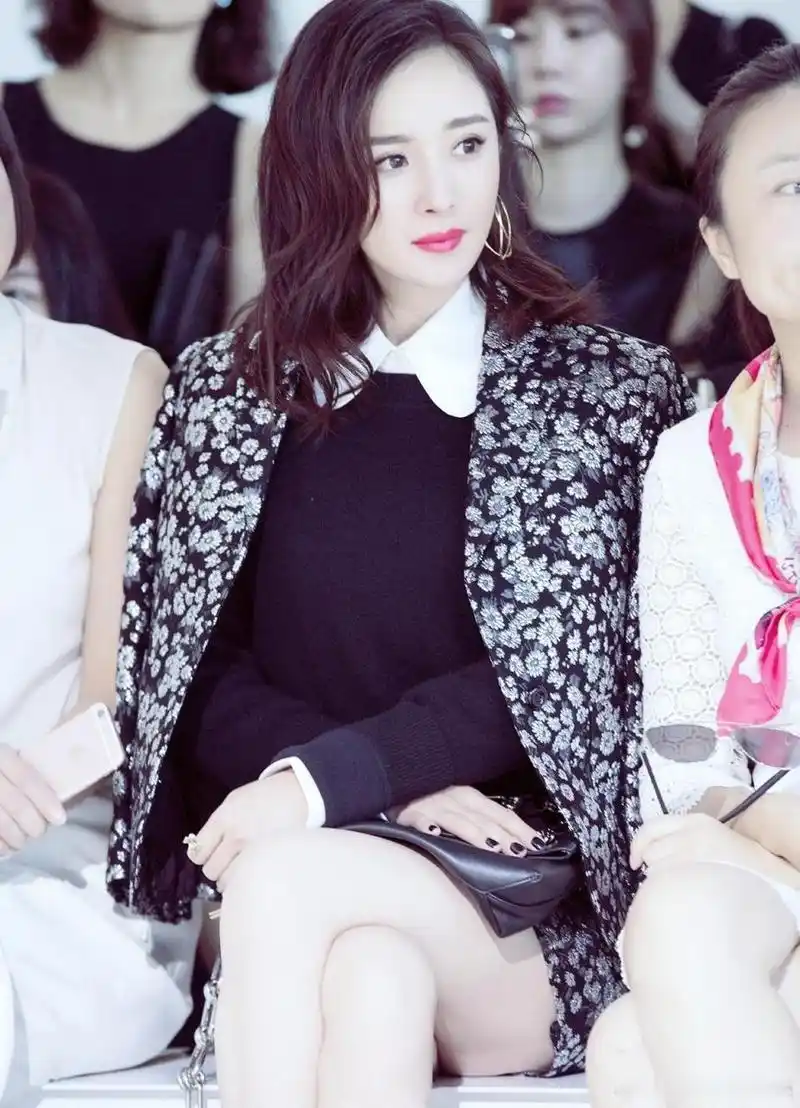 杨幂身穿michaelkors品牌服装参加纽约时装周活动,成焦点,被誉为"最美