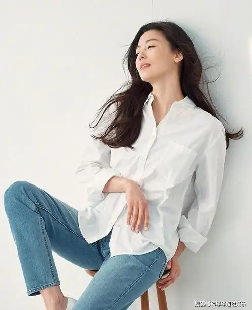 全智贤全新写真曝光 白衬衫牛仔裤演绎简约风格气质爽朗