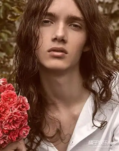 长发飘逸的17岁男模就像现实版《丹麦女孩》,雌雄莫辨的跨性别模特成