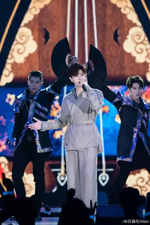 任嘉伦重新诠释刚柔并济的琵琶行无双公子舞台上光芒四射