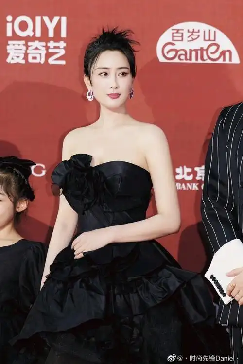 马苏北影节红毯造型