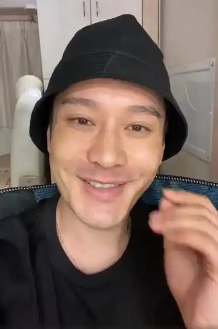 黄晓明脱妆照曝光后,晒出最新素颜自拍照,并直言:凑合着看吧!