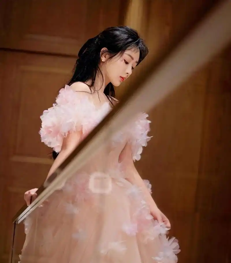 跨年晚会女星大pk:杨幂装嫩,杨紫脸肿,关晓彤又被造型师坑了