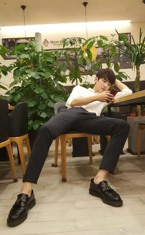 bgjj寻思着,183身高,拥有大长腿和名品脚踝的白敬亭怎么也得用有姓名