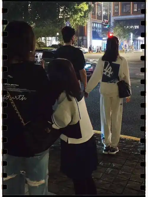 原创鲍蕾晒假期日常15岁贝儿和妈妈一样高母女搭肩搂腰逛街似闺蜜