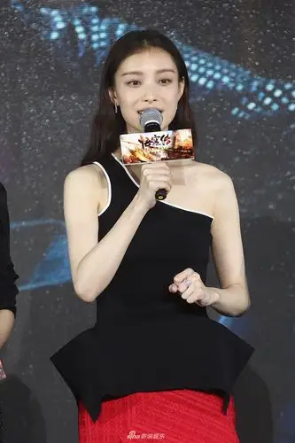 《悟空传》首映 郑爽拍照搞怪小表情多又萌