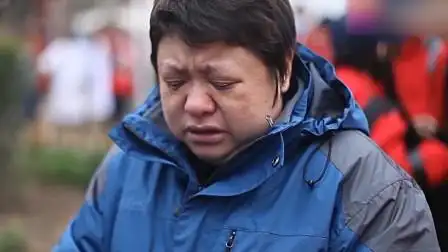 韩红含 泪爆为赈灾倾 家荡产,一首歌唱哭台下无数人,无人不敬佩她!