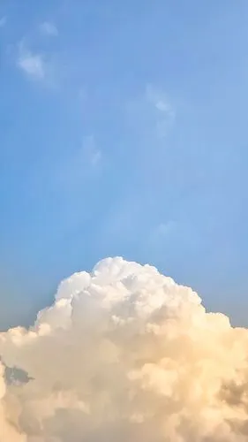 老家的云朵十分美丽像游客一般在明净的天空上飘来荡去