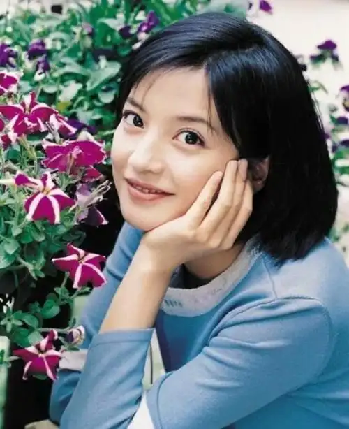 年轻时的赵薇气质出众,就算画质再糊也挡不住她的盛世美颜