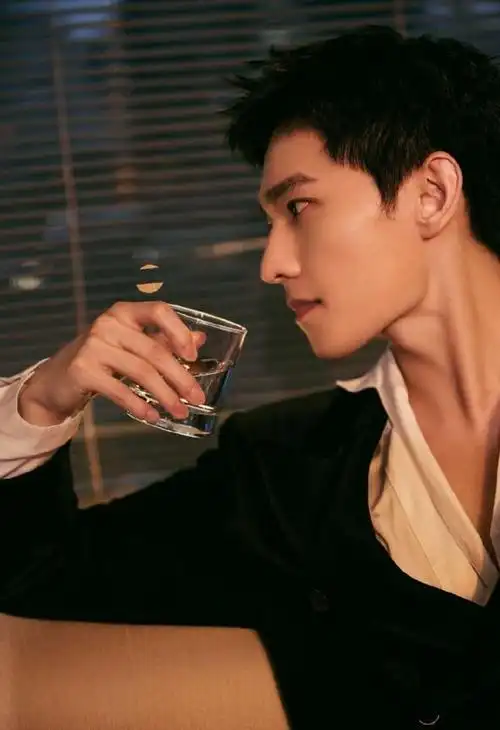 杨洋穿v领黑色西服套装 慵懒不失贵气