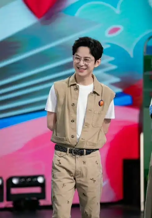 何炅的身材这么好吗