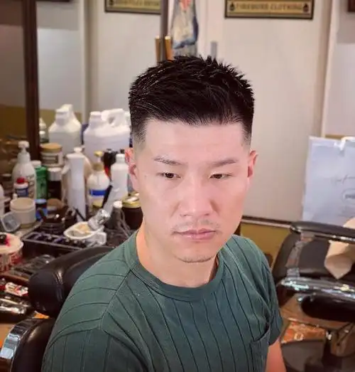 白发大叔,剪款周边光发型,真帅气