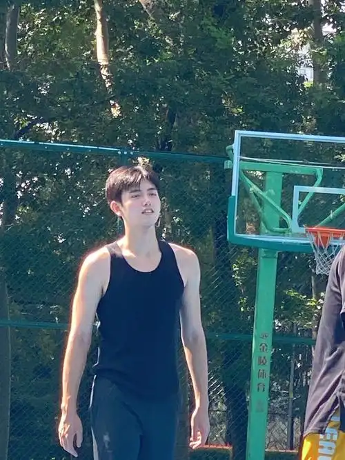 网友偶遇陈飞宇打篮球 穿无袖背心生图状态好绝