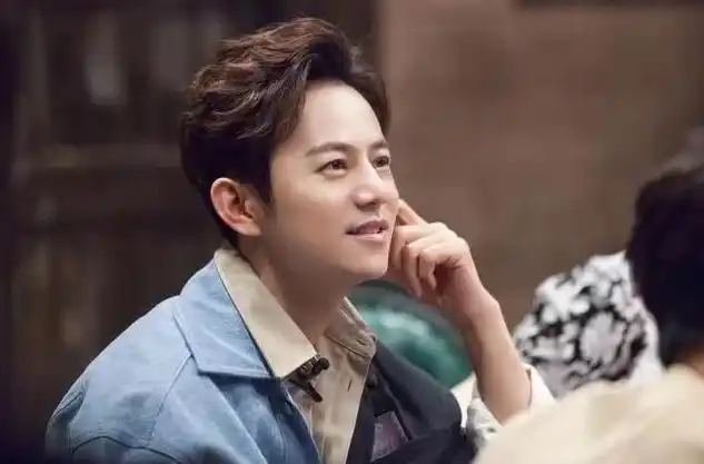 何炅与男子牵手过马路何炅个人资料简介今年多少岁了